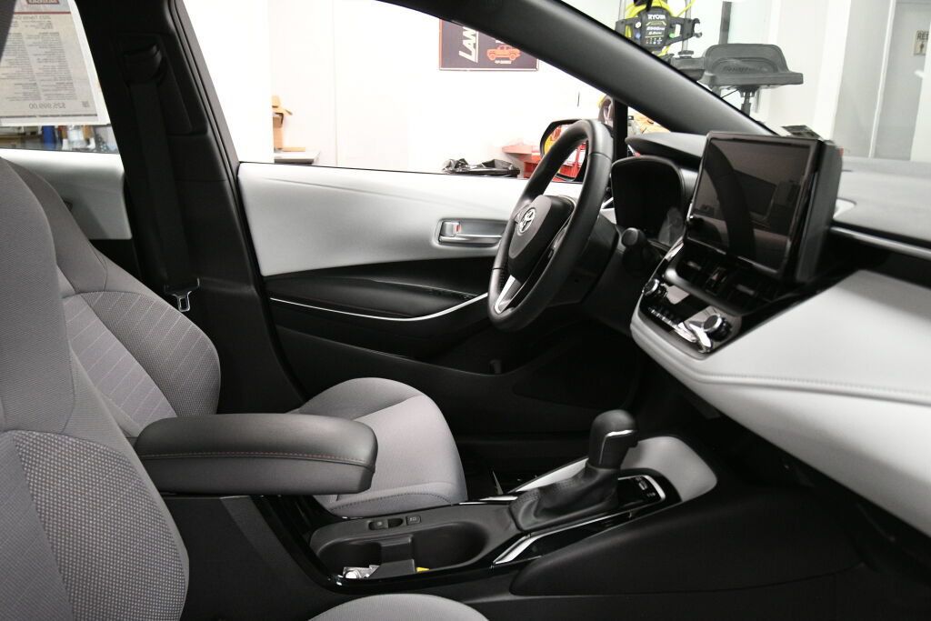 Used 2023 Toyota Corolla SE w/ Carpet Mat Package (TMS) FWD image 27