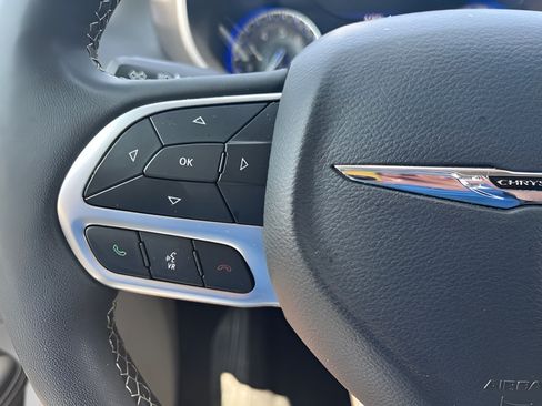 Used 2024 Chrysler Pacifica Touring-L FWD image 20