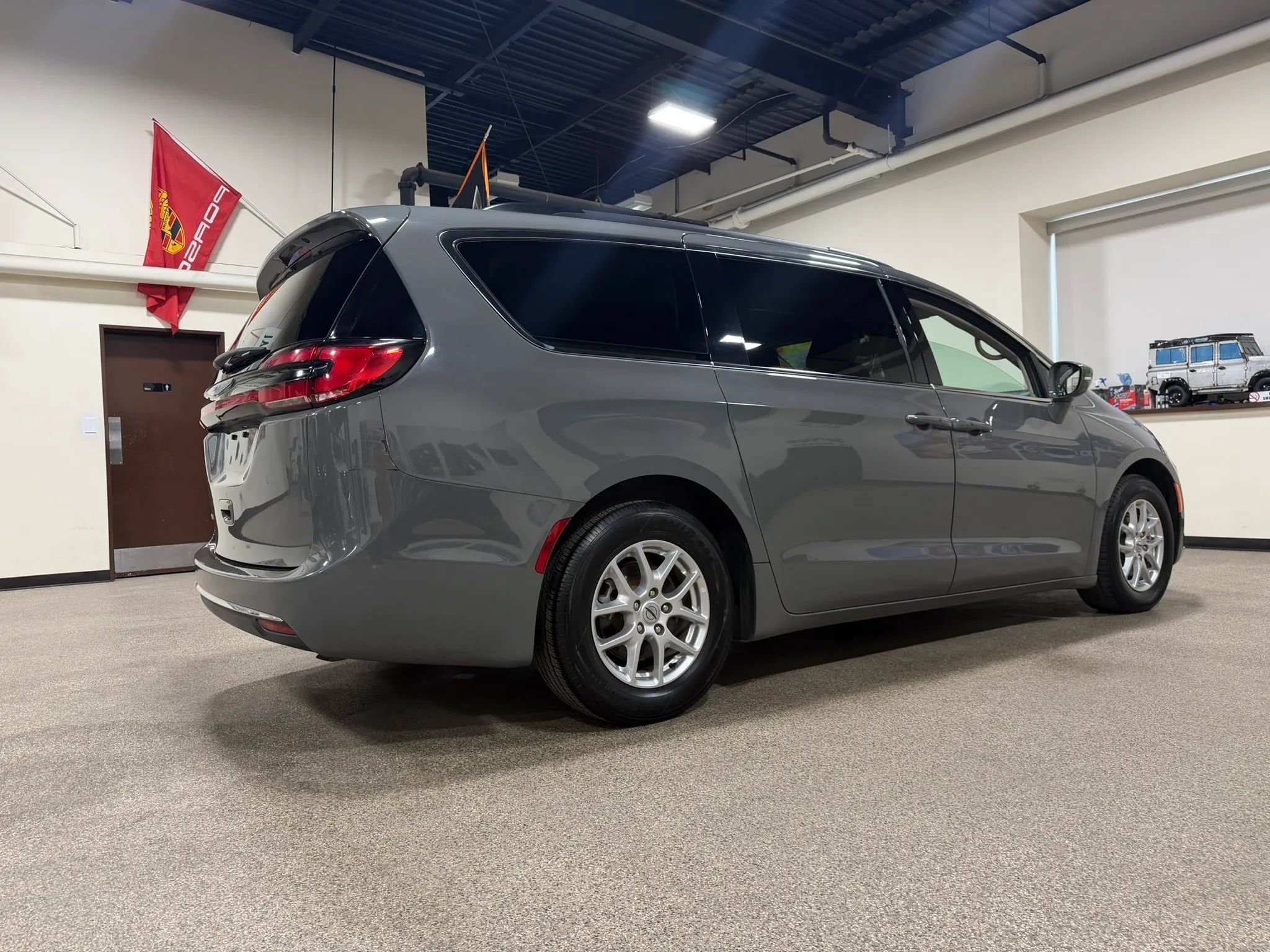 Used 2022 Chrysler Pacifica Touring-L FWD image 5