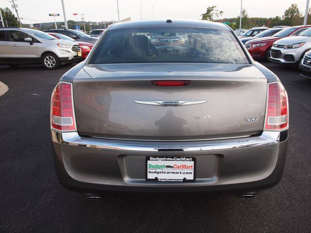 Used 2011 Chrysler 300 Limited RWD image 2