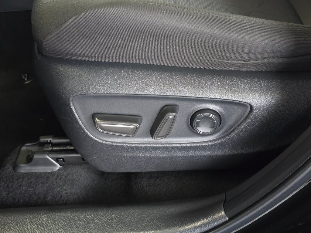 Used 2025 Toyota RAV4 XLE AWD/4WD image 19