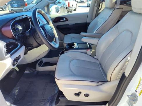 Used 2017 Chrysler Pacifica Limited image 10