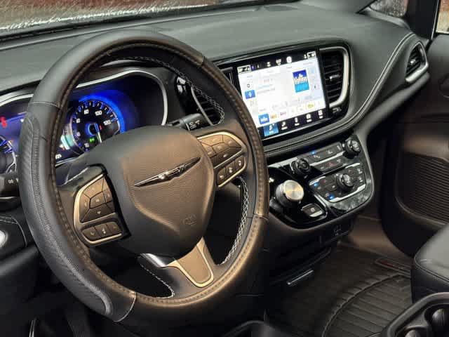 Used 2026 Chrysler Pacifica Select FWD image 2