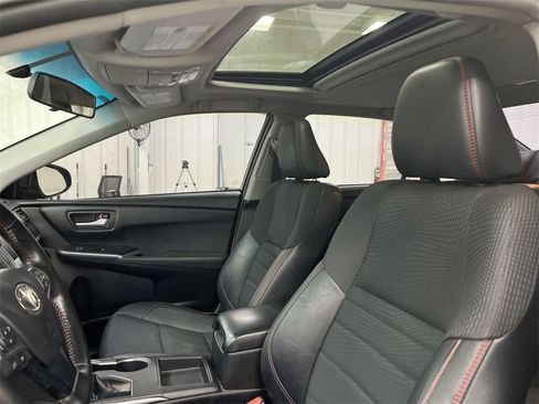 Used 2016 Toyota Camry XLE image 18