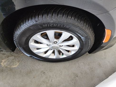 Used 2017 Chrysler Pacifica Touring-L FWD image 39