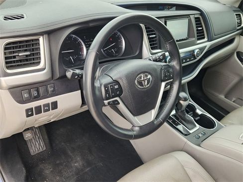 Used 2018 Toyota Highlander Limited image 2