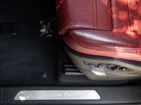 Certified 2023 Porsche Cayenne Turbo AWD/4WD image 21