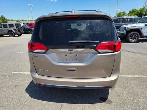Used 2017 Chrysler Pacifica Touring-L Plus FWD image 16