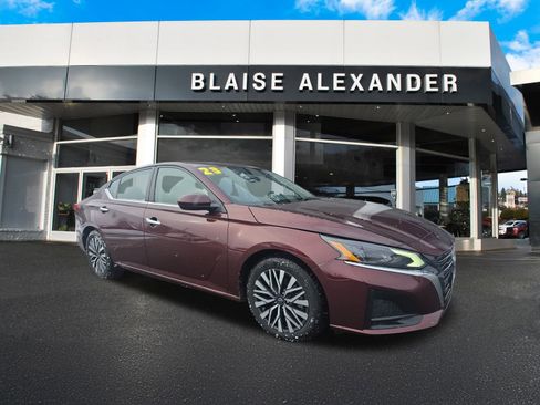 Used 2023 Nissan Altima 2.5 SV image 1