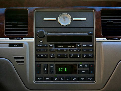 Used 2003 Lincoln Town Car Cartier image 16