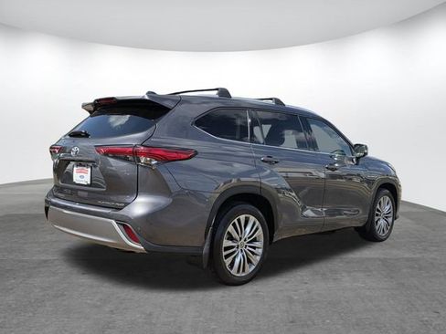 Used 2022 Toyota Highlander Platinum image 4