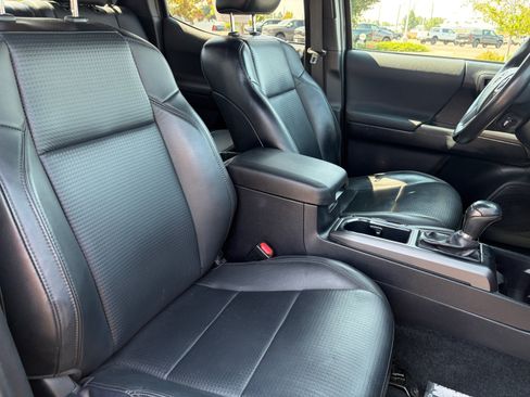 Used 2018 Toyota Tacoma TRD Sport AWD/4WD image 31