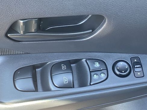 Used 2023 Nissan Kicks S FWD image 13