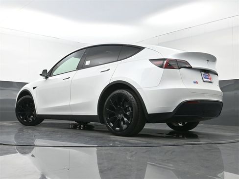 Used 2024 Tesla Model Y Long Range image 27