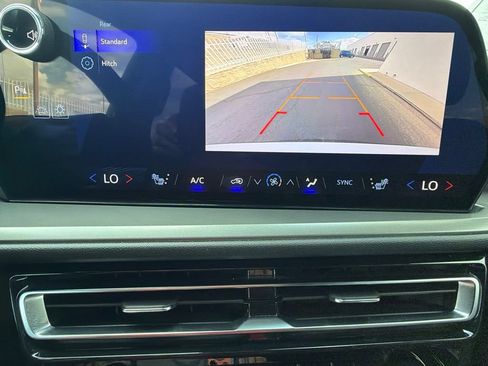 Used 2025 Chevrolet Traverse LT FWD image 18
