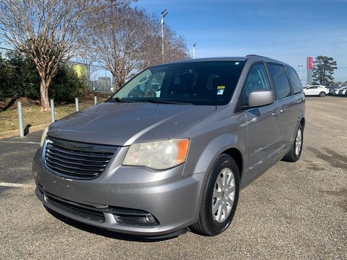 Used 2014 Chrysler Town & Country Touring image 5