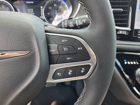 New 2026 Chrysler Pacifica Select image 28