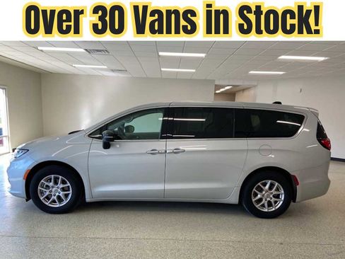 Used 2024 Chrysler Pacifica Touring-L FWD image 1