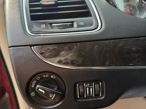 Used 2016 Chrysler Town & Country Touring w/ Driver Convenience Group FWD image 11