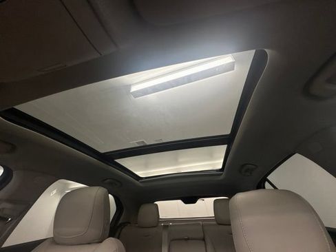 Used 2021 Cadillac XT4 Luxury w/ Cold Weather Package FWD image 31