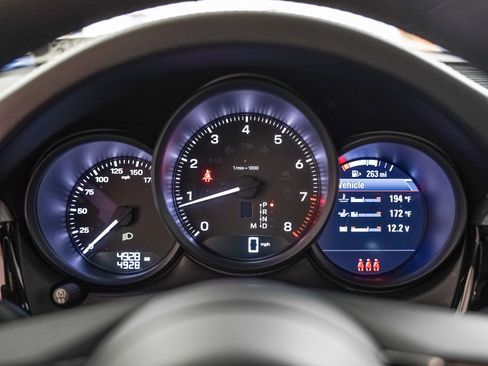 Certified 2025 Porsche Macan image 18