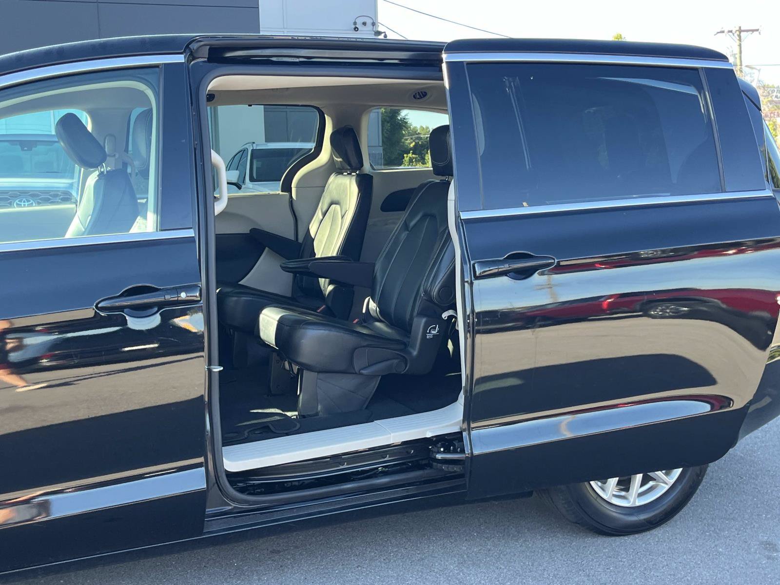 Used 2024 Chrysler Pacifica Touring-L FWD image 18