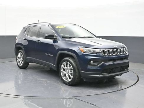Used 2024 Jeep Compass Latitude AWD/4WD image 19