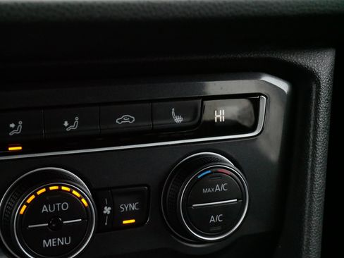 Certified 2020 Volkswagen Tiguan SE w/ Panoramic Sunroof Package image 28