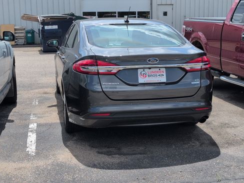 Used 2018 Ford Fusion SE w/ Fusion SE Technology Package FWD image 3