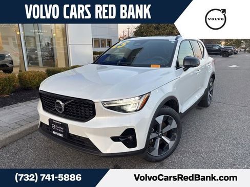 Used 2025 Volvo XC40 B5 Plus AWD/4WD image 1