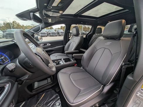 New 2026 Chrysler Pacifica Limited w/ S Appearance Package image 38