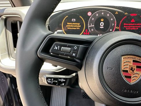 Used 2025 Porsche Cayenne image 21