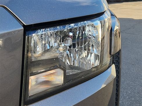 Used 2022 Nissan Frontier SV image 9