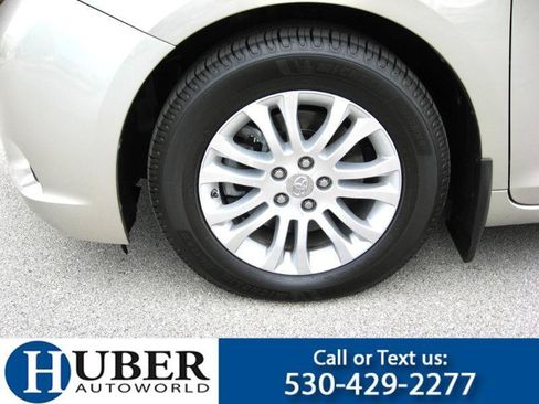 Used 2017 Toyota Sienna XLE Premium FWD image 14