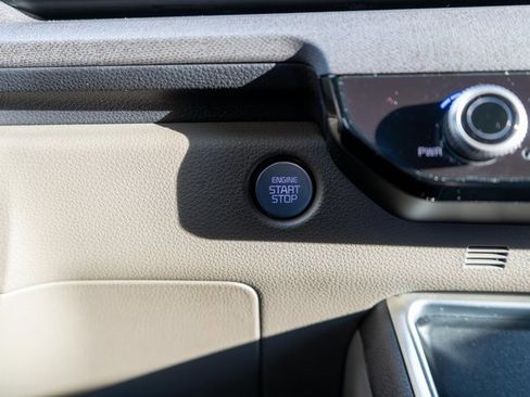 Used 2025 Kia Carnival EX image 37