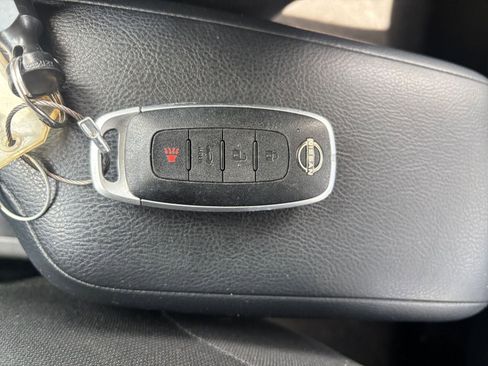 Used 2025 Nissan Versa SV FWD image 21