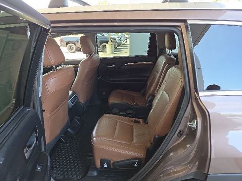 Used 2017 Toyota Highlander Limited AWD/4WD image 22