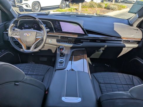 Used 2024 Cadillac Escalade Premium Luxury Platinum image 2