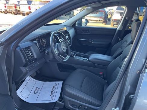 Used 2024 Nissan Pathfinder SV image 9