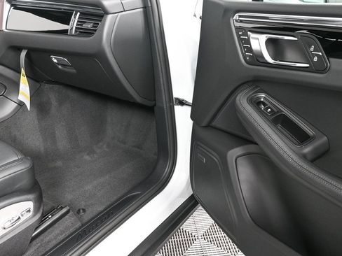 Certified 2025 Porsche Macan image 26