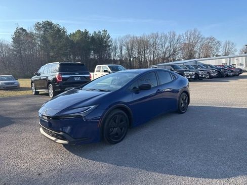 Used 2025 Toyota Prius LE image 3