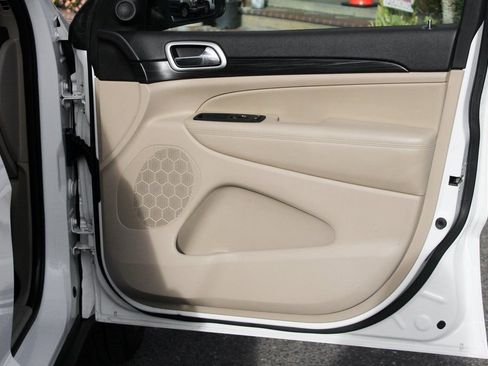 Used 2020 Jeep Grand Cherokee Laredo AWD/4WD image 39