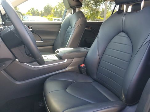 Used 2021 Toyota Highlander XLE AWD/4WD image 19