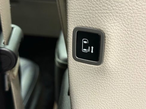 Used 2024 Chrysler Pacifica Touring-L image 26