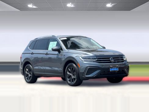 Used 2024 Volkswagen Tiguan SE w/ Panoramic Sunroof Package FWD image 7