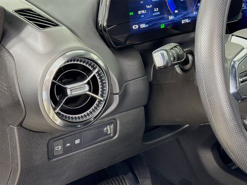 Used 2025 Chevrolet Equinox EV LT image 10