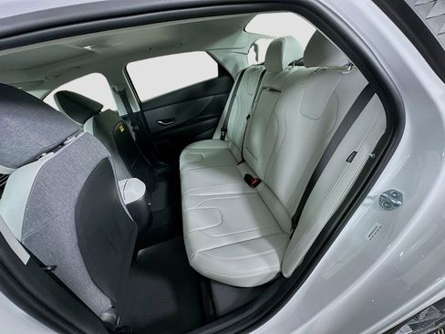 New 2025 Hyundai Elantra Limited image 17