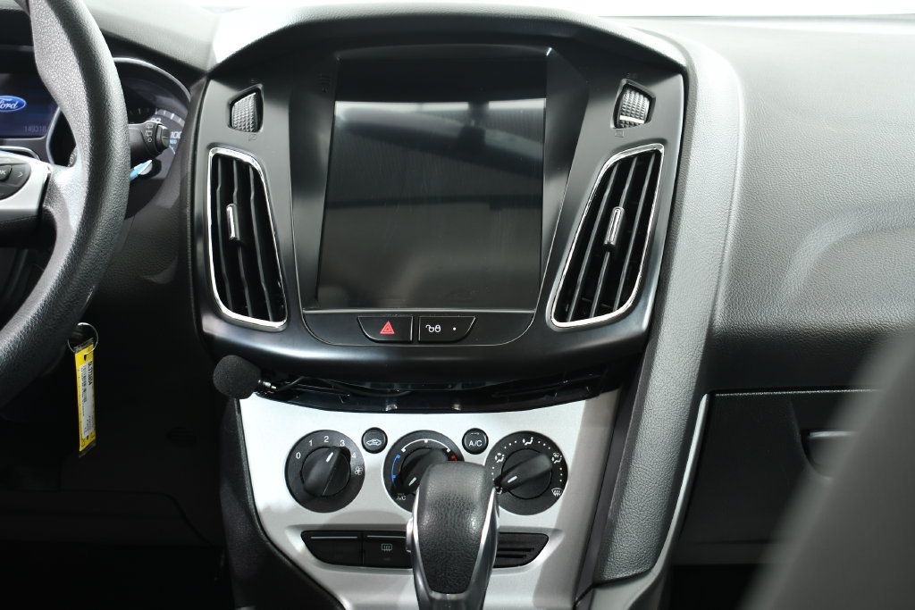 Used 2013 Ford Focus SE w/ SE Winter Pkg FWD image 9