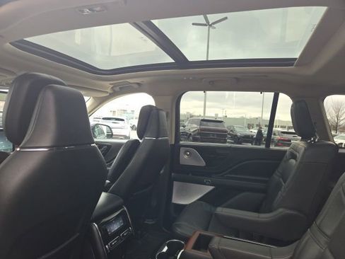 Used 2023 Lincoln Aviator Reserve w/ Equipment Group 201A image 7