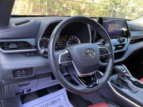 Used 2023 Toyota Highlander XSE image 17